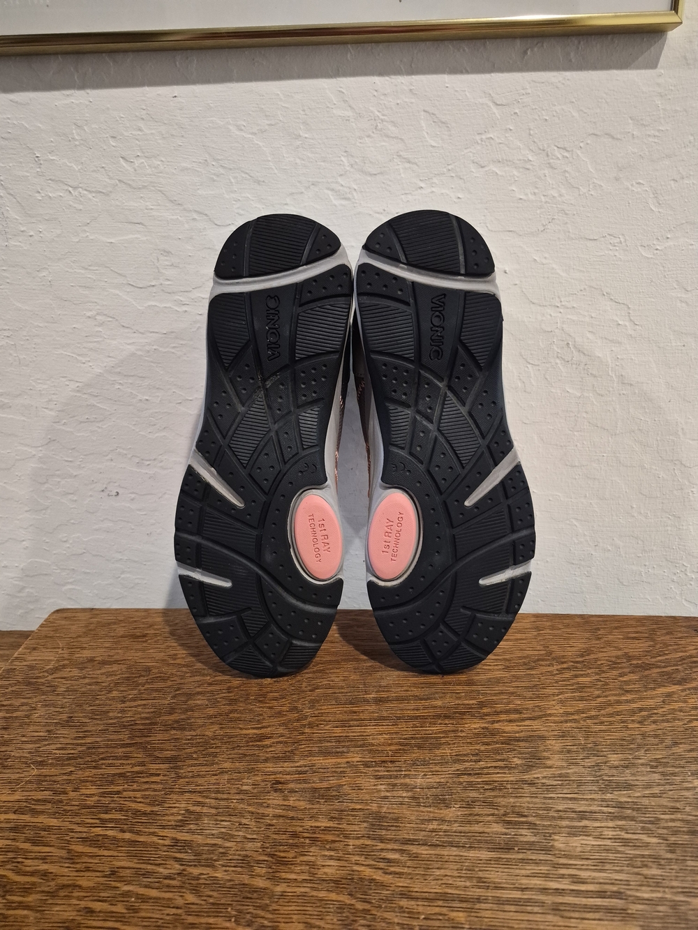Vionic Alliance Orthotic Athletic Walking Sneakers
Women's Size US 9 - Picture 6 of 7